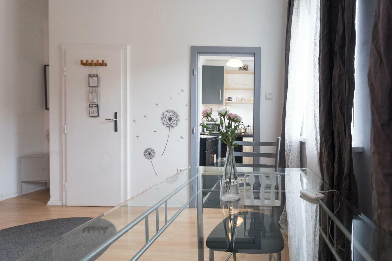 Cute Red Star Studio City Center Vienna Exterior photo