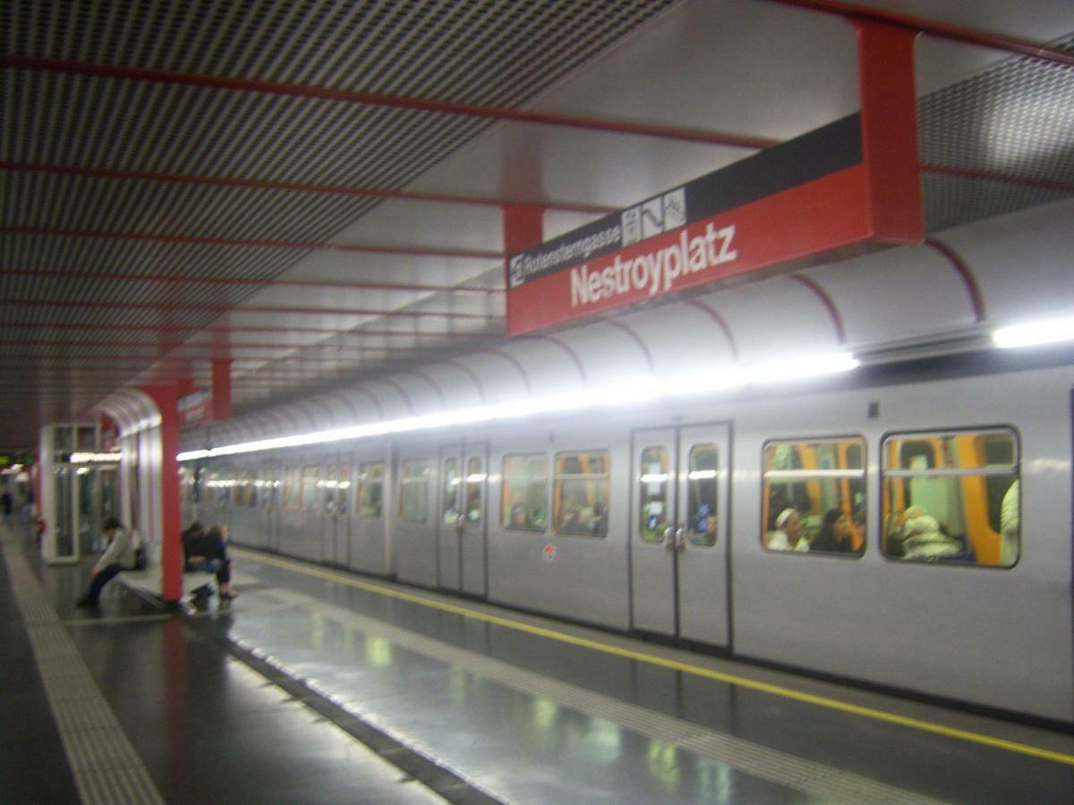 Cute Red Star Studio City Center Vienna Exterior photo